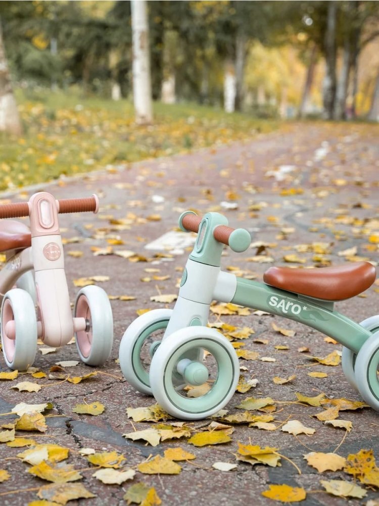 Saro Baby Bicicleta de echilibru Saro Ride Free Mint fara pedale cu 4 roti pentru stabilitate si lumina frontala pentru copii 12+ luni greutate admisa 25 kg