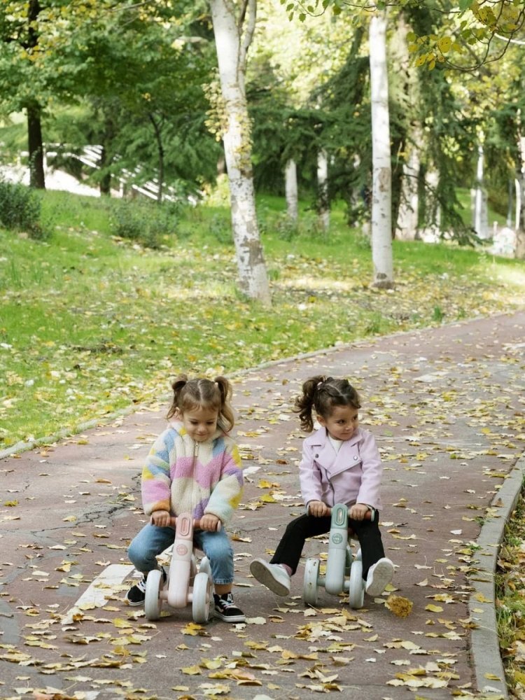 Saro Baby Bicicleta de echilibru Saro Ride Free Mint fara pedale cu 4 roti pentru stabilitate si lumina frontala pentru copii 12+ luni greutate admisa 25 kg