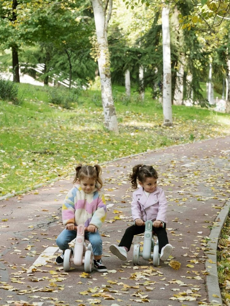 Saro Baby Bicicleta de echilibru Saro Ride Free Pink fara pedale cu 4 roti pentru stabilitate si lumina frontala pentru copii 12+ luni greutate admisa 25 kg