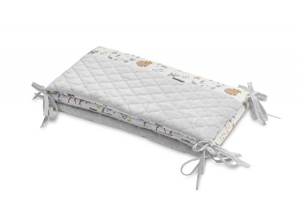 Sensillo Protectie laterala patut Karo Forest 180x30 cm cu doua fetesuprafata din bumbac imprimatplus umplutura antialergicaprindere cu panglici