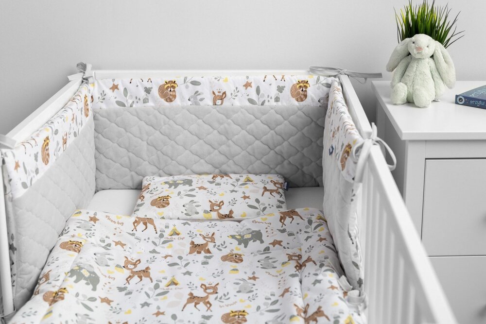 Sensillo Protectie laterala patut Karo Forest 180x30 cm cu doua fetesuprafata din bumbac imprimatplus umplutura antialergicaprindere cu panglici