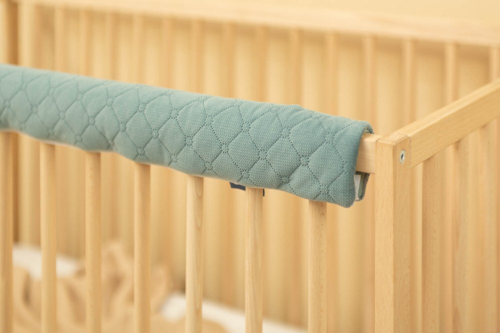 Sensillo Protectie pufoasa din velur pentru margine patut cu prindere velcro 116 cm Green
