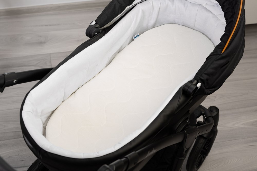 Sensillo Saltea pentru landou bebelusi Quilted Alba 75x32x3 cmcu husa detasabila matlasata moale din spuma poliuretanica confortabila si elastica ventilanta Grad de duritate H1