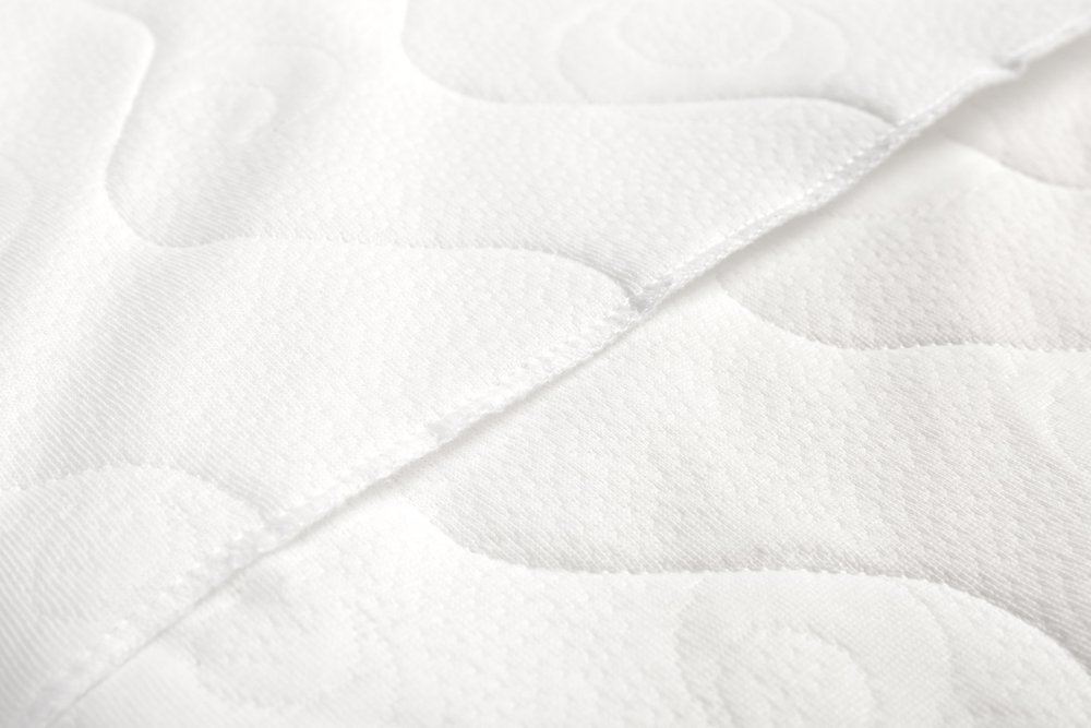 Sensillo Saltea pentru landou bebelusi Quilted Alba 75x32x3 cmcu husa detasabila matlasata moale din spuma poliuretanica confortabila si elastica ventilanta Grad de duritate H1