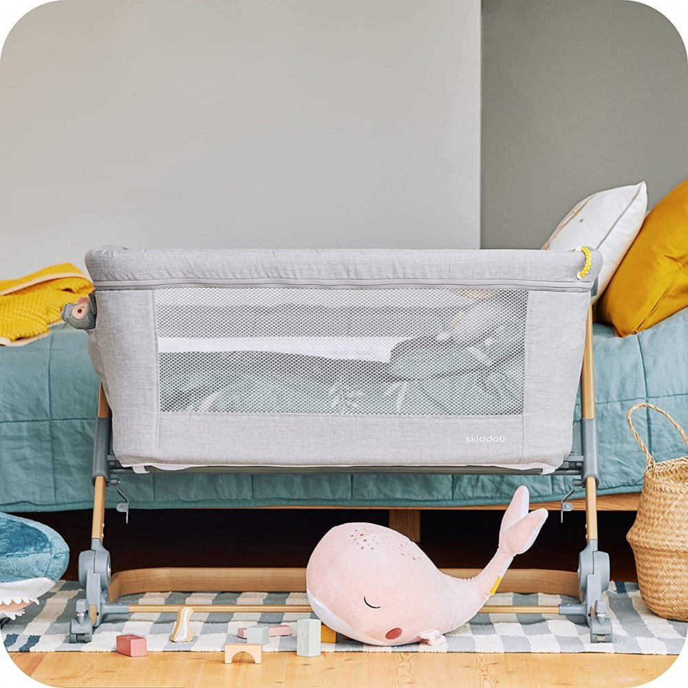 Skiddou Patut 3 in 1 co-sleeping Natt Normandic Wood wood-gri pliabil roti cu sistem de blocare laterala culisanta inaltime reglabila huse detasabile si lavabile