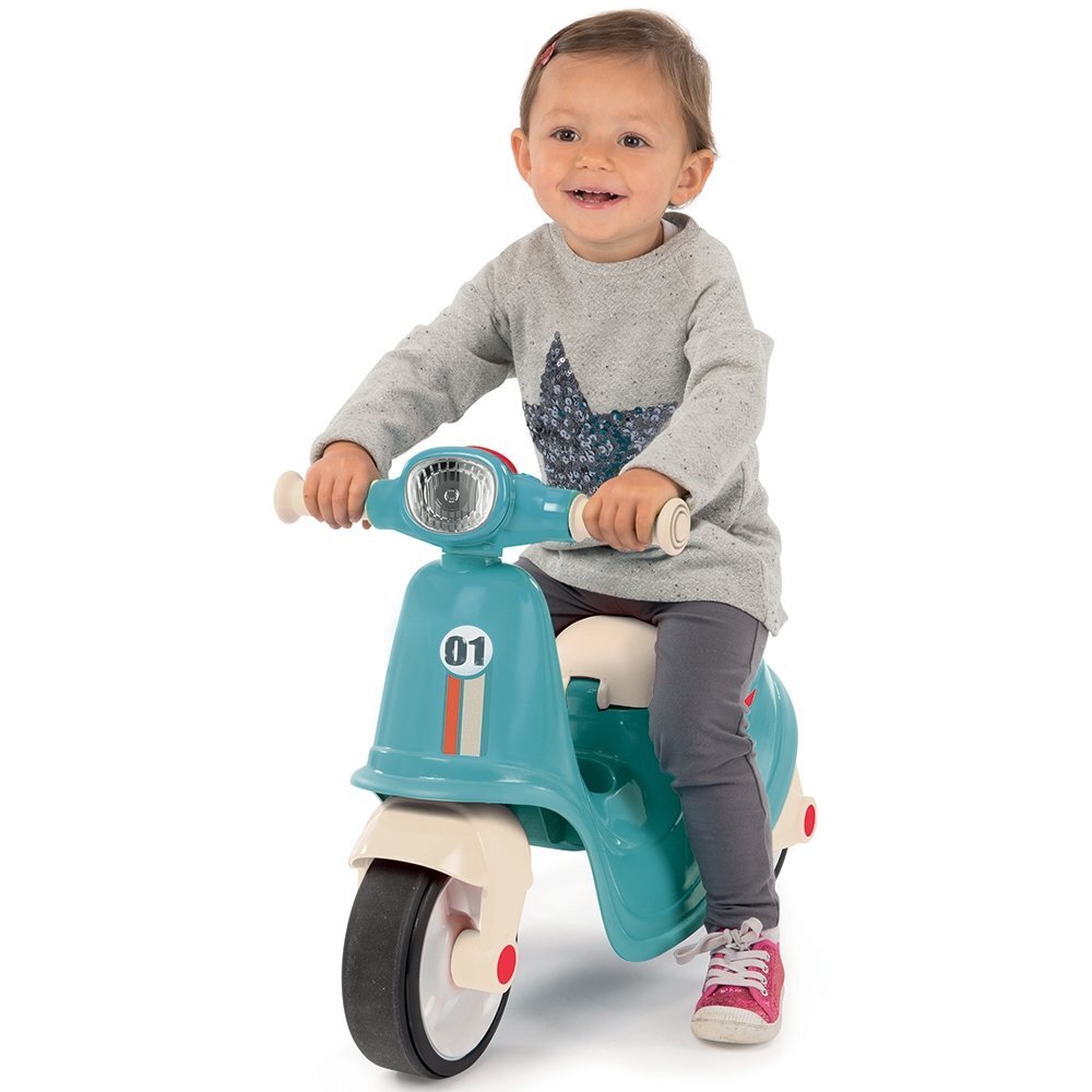 SMOBY Scuter pentru copii fara pedale Scooter Ride-On albastru dotat cu cheie ce imita pornirea reala a scuterului recomandat copiilor incepand de la 15 ani spatiu de depozitare sub sezut