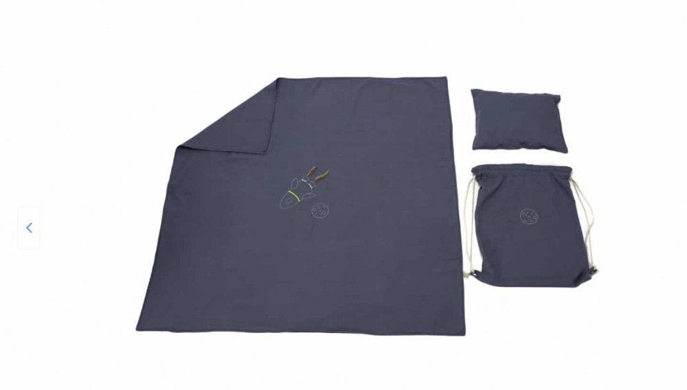 Somnart Set paturica perna si rucsac cu broderie din in albastru