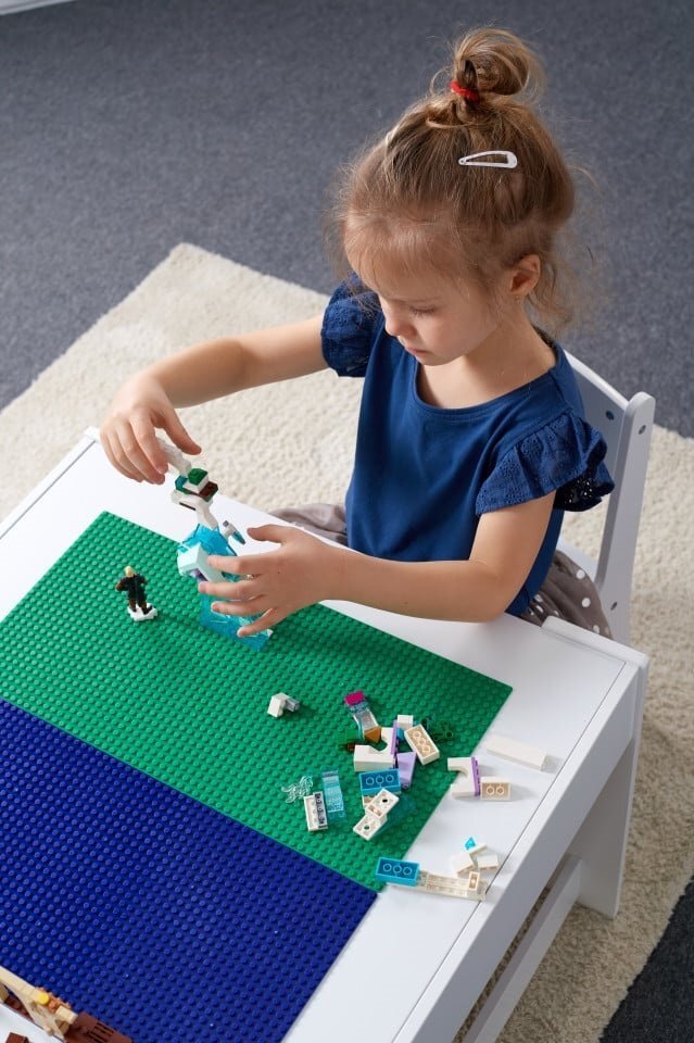 Suporto Masa cu scaune pentru copii si tabla compatibila cu piese Lego din MDF alb-gri 3-6 ani