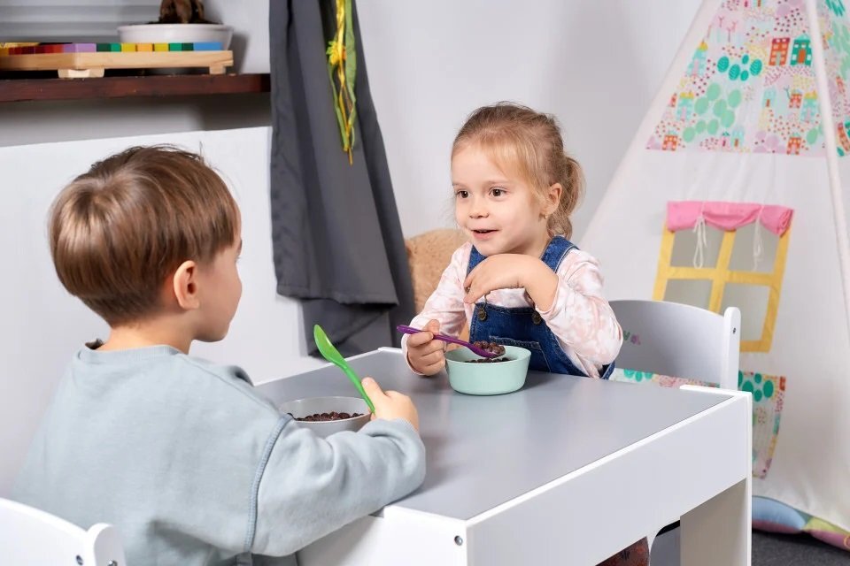 Suporto Set masuta cu 2 scaune pentru copii Alb Gri 3-6 ani cu rafturi pentru carti sertare depozitare organizator jucarii tabla de scris desenat studiat din MDF