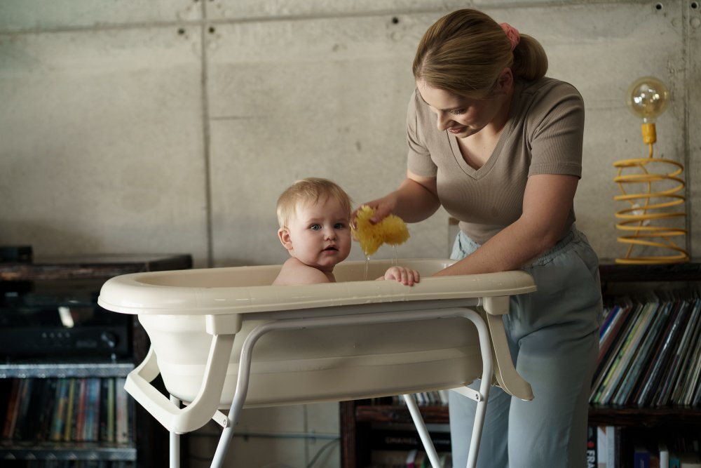 TEGA BABY Cadita pliabila cu dop de scurgere si termometru Natural Linen