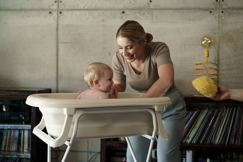 TEGA BABY Cadita pliabila cu dop de scurgere si termometru Natural Linen