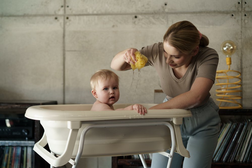 TEGA BABY Cadita pliabila cu dop de scurgere si termometru Natural Linen