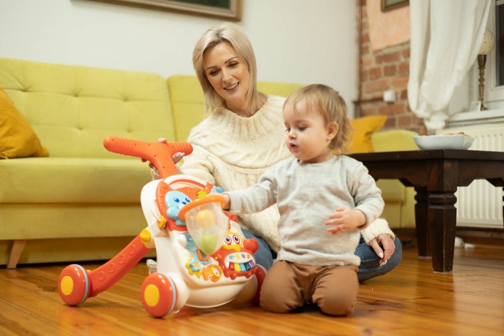 Toyz by Caretero Antepremergator muzical 2in1 transformabil in masuta cu activitati Toyz Spark Grey
