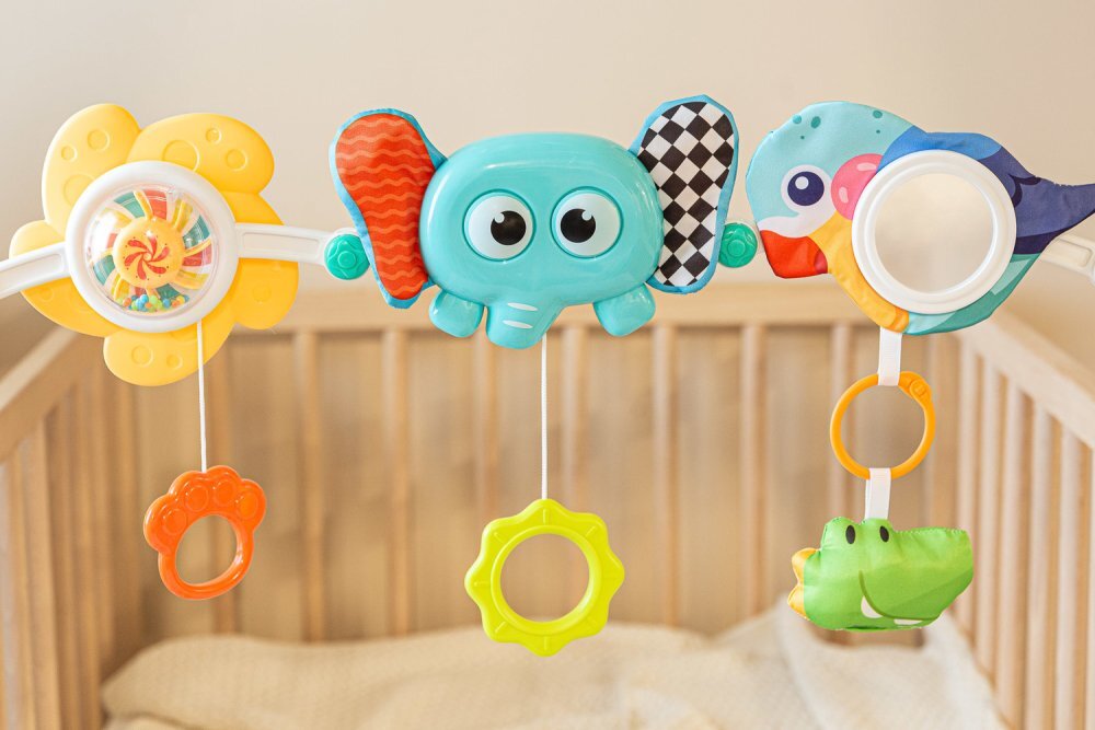 Toyz by Caretero Arcada senzoriala cu jucarii pentru caruciorpatutscaun auto copii Toyz Elephant cu zornaitori oglinda si jucarii gingivale prindere universala