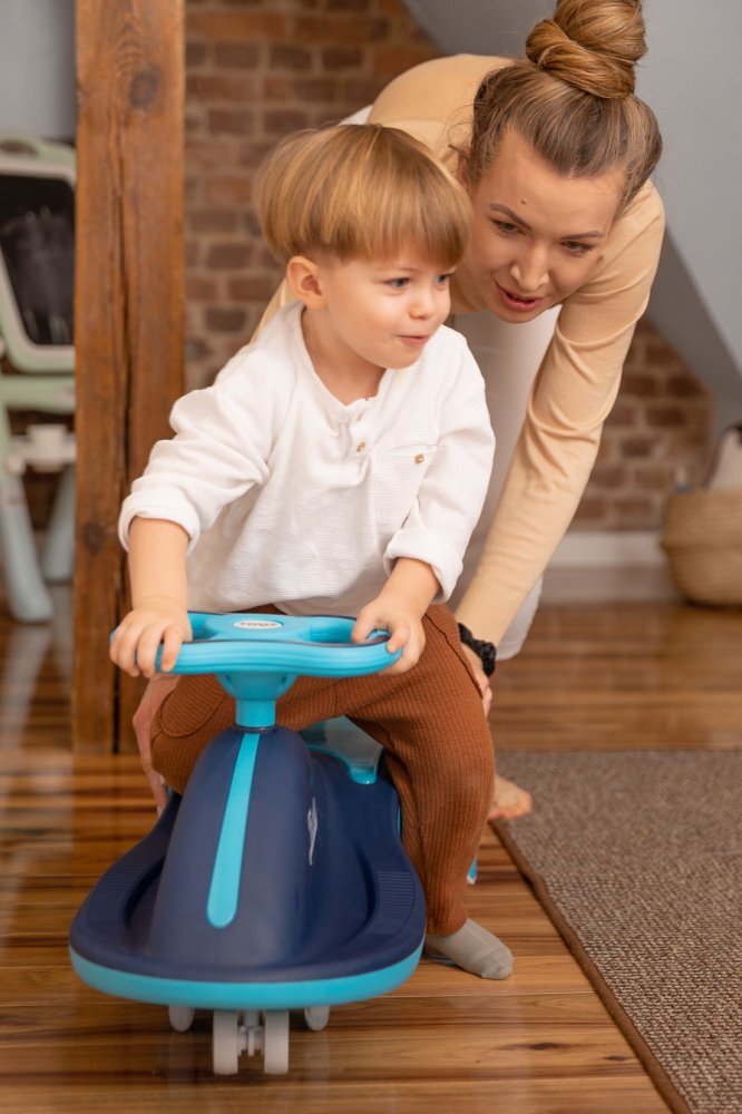 Toyz by Caretero PlasmaCar copii fara pedale Toyz Fiesta Navy Ride-On gravitationala cu muzica si roti din cauciuc luminoase scaun ergonomic si spatios greutate maxima admisa 100 kg