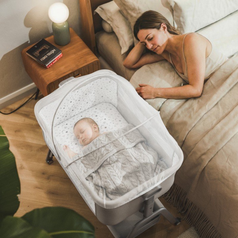 Tulano Patut Co-sleeper 3-in-1 50 Dream Light Grey pliabil inaltime reglabila functie anti-reflux saltea si plasa insecte incluse roti cu blocare fixare pat parinti cu centuri de ancorare material textil premium