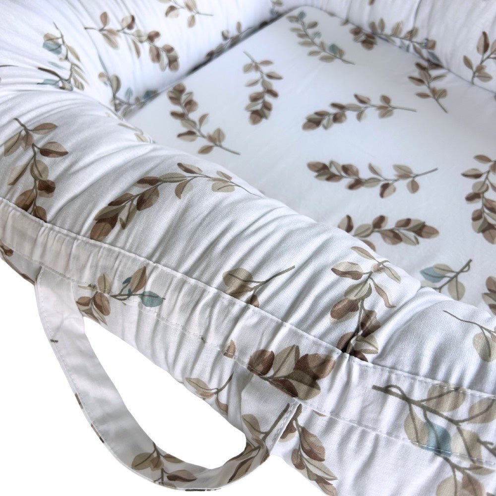 TWINDECO Baby Nest cu manere din bumbac organic Alb cu frunze maro