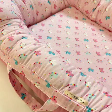 TWINDECO Baby Nest din bumbac organic cu doua fete si manere Roz cu unicorni