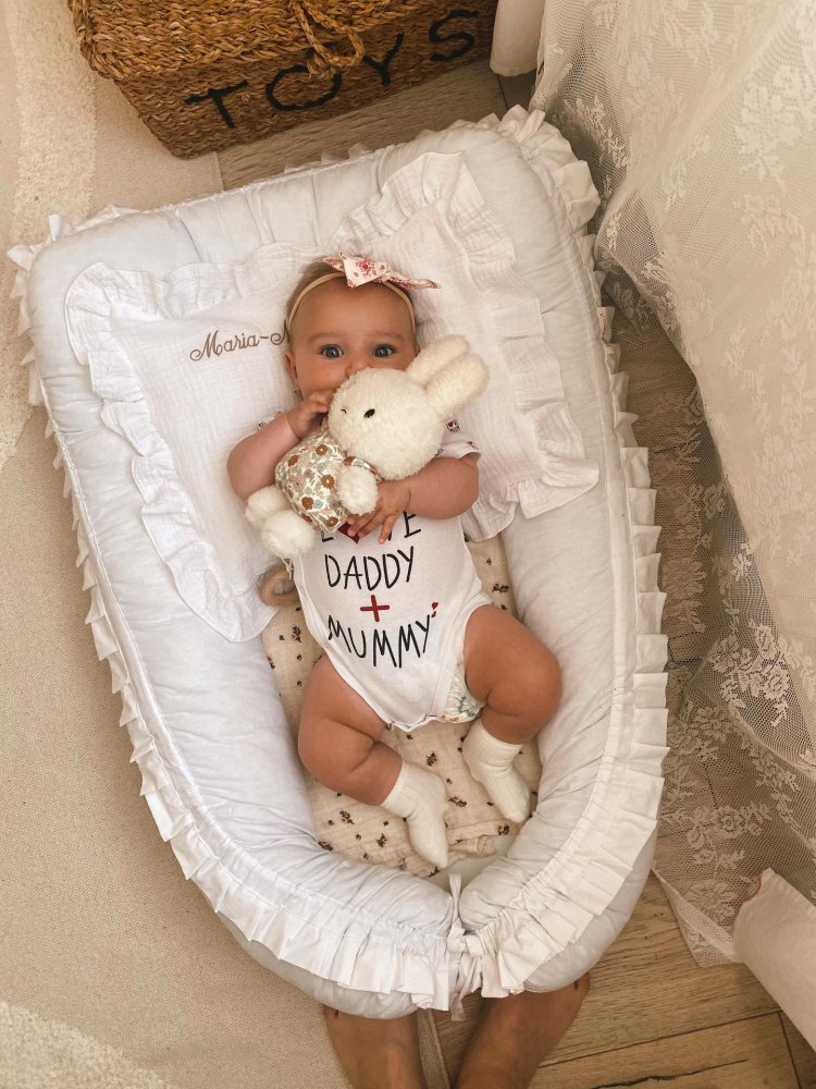TWINDECO Baby Nest din bumbac organic cu volanase Alb