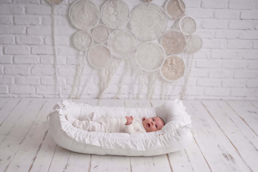 TWINDECO Baby Nest din bumbac organic cu volanase Alb