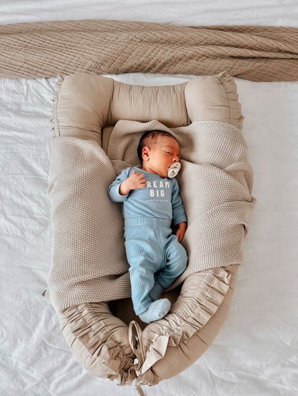 TWINDECO Baby Nest din bumbac organic cu volanase Bej