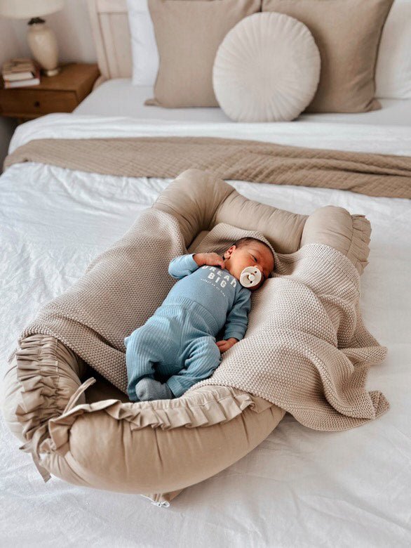 TWINDECO Baby Nest din bumbac organic cu volanase Bej