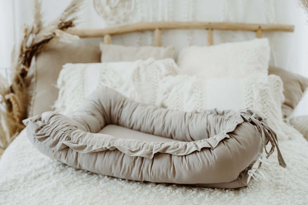 TWINDECO Baby Nest din bumbac organic cu volanase Grej