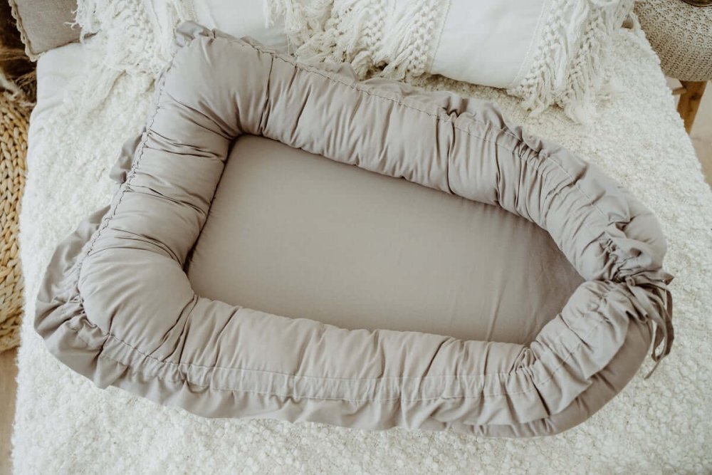 TWINDECO Baby Nest din bumbac organic cu volanase Grej