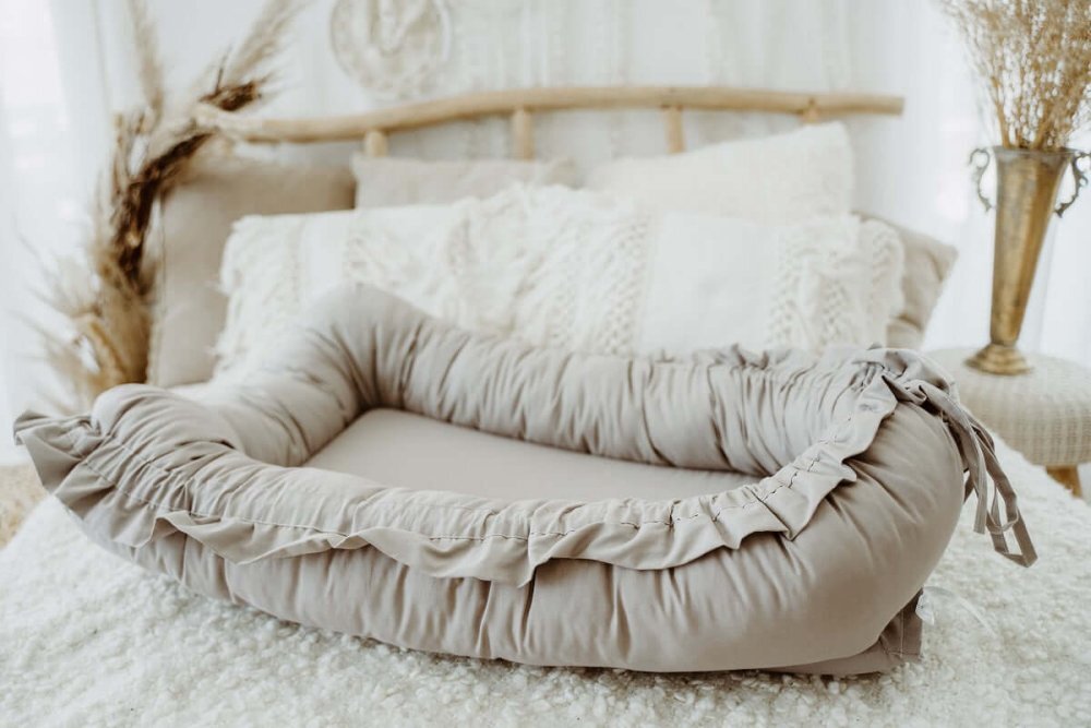 TWINDECO Baby Nest din bumbac organic cu volanase Grej