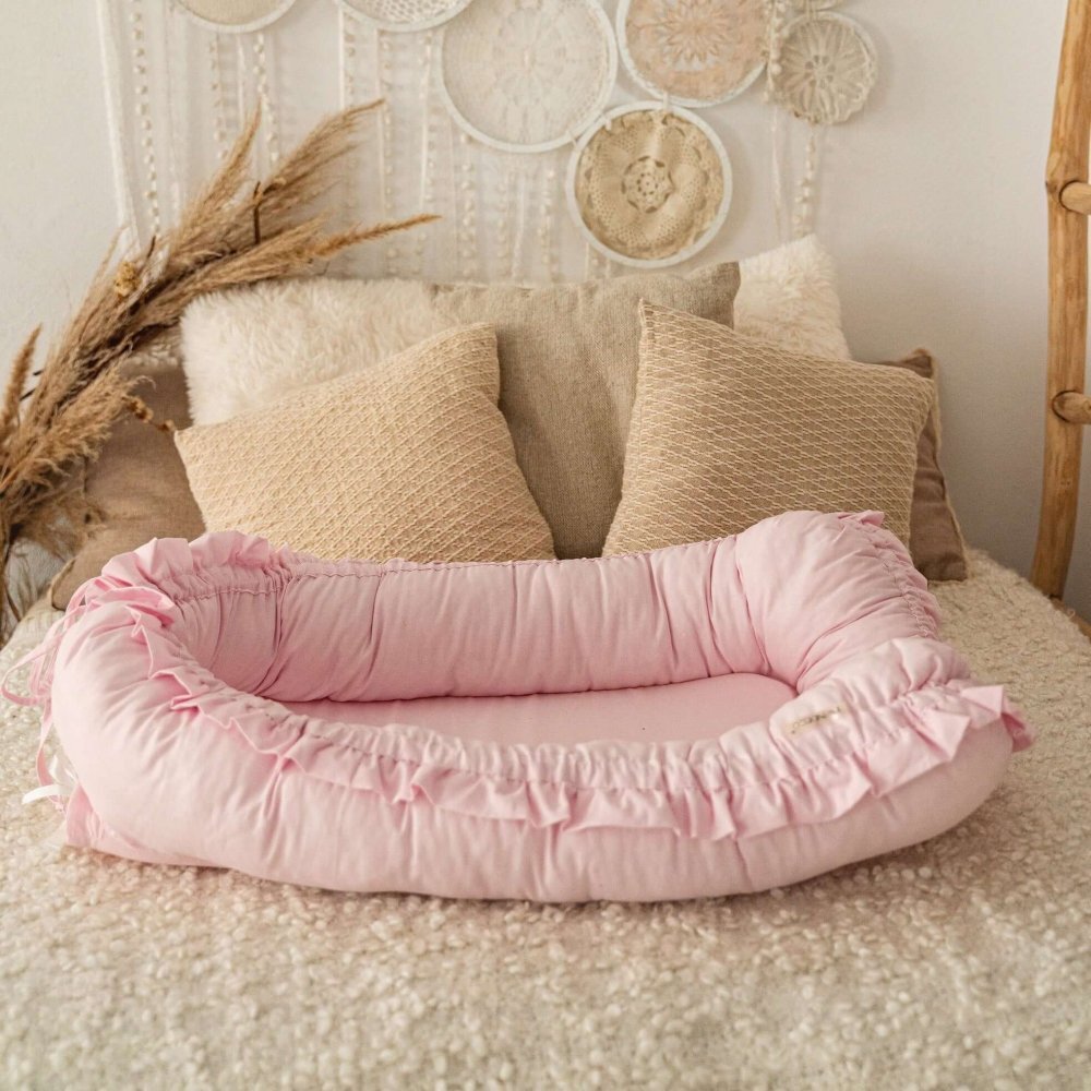 TWINDECO Baby Nest din bumbac organic cu volanase Roz