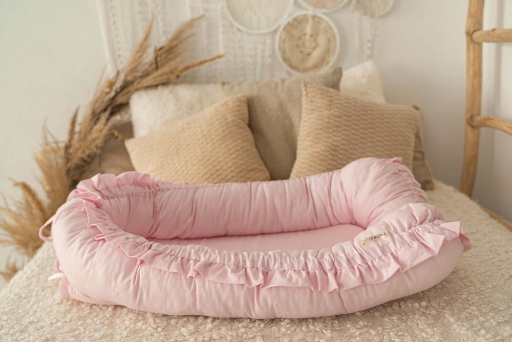 TWINDECO Baby Nest din bumbac organic cu volanase Roz