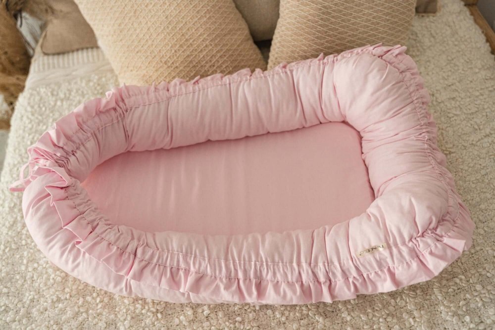 TWINDECO Baby Nest din bumbac organic cu volanase Roz