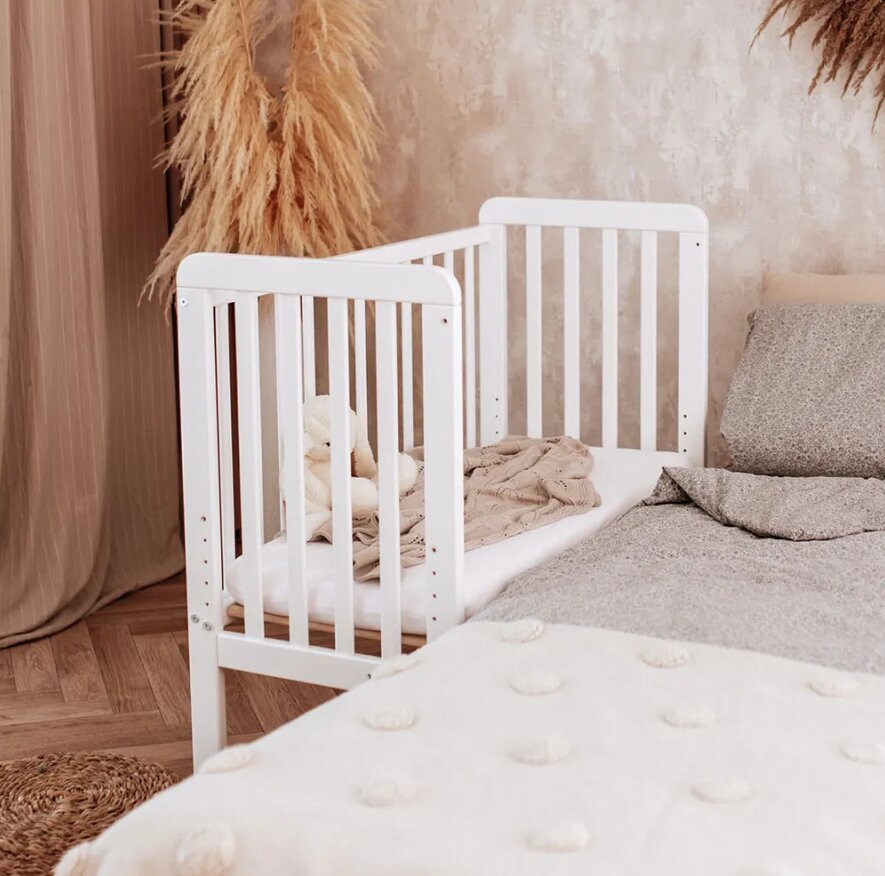 Woodies Safe Dreams Patut bebe din lemn masiv cu inaltime reglabila bedside alb 90 x 40 cm