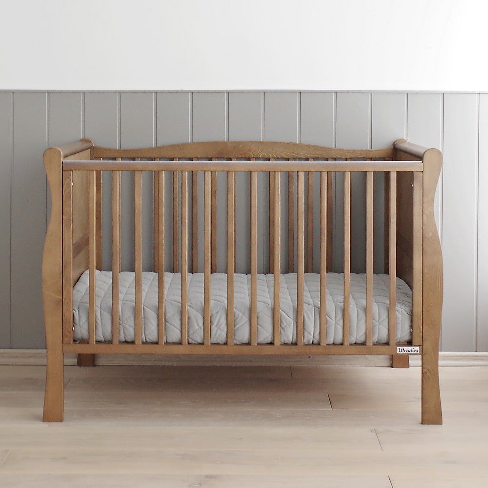 Woodies Safe Dreams Patut din lemn masiv transformabil pentru bebe si junior Noble Vintage 140 x 70 cm