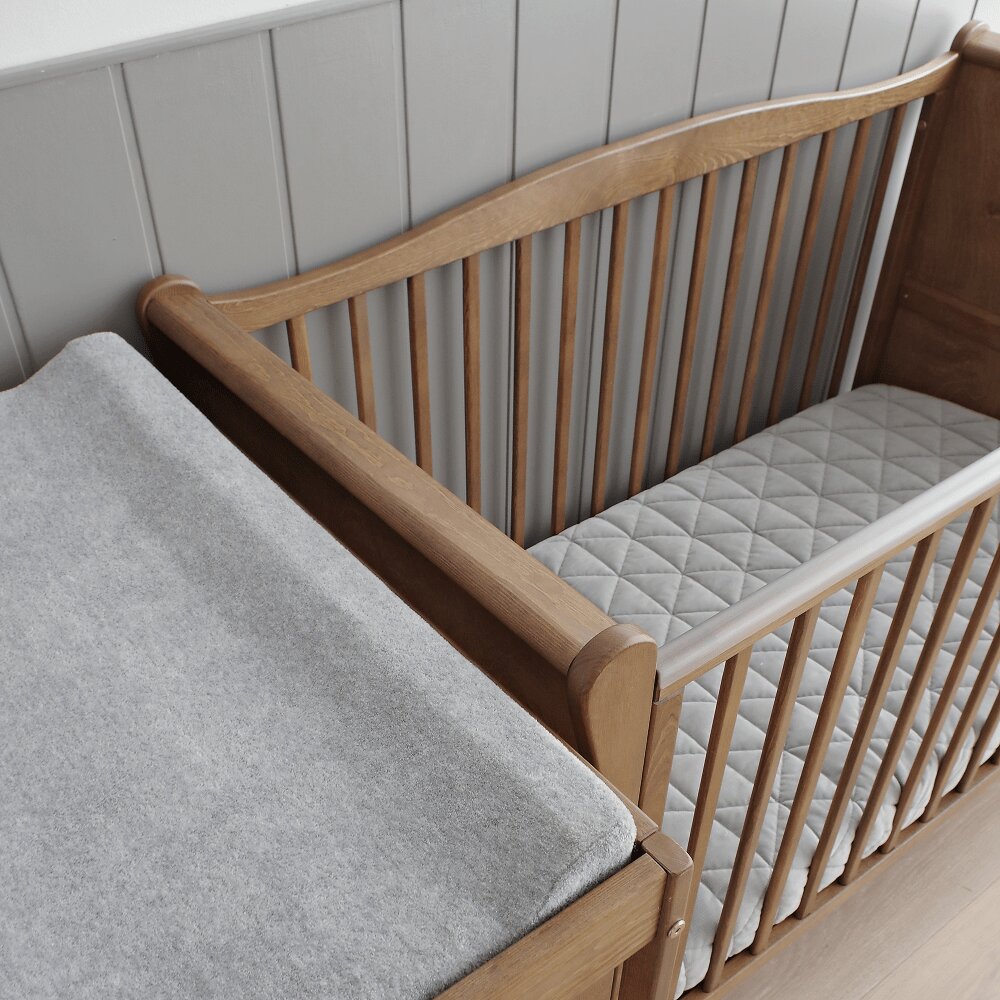 Woodies Safe Dreams Patut din lemn masiv transformabil pentru bebe si junior Noble Vintage 140 x 70 cm