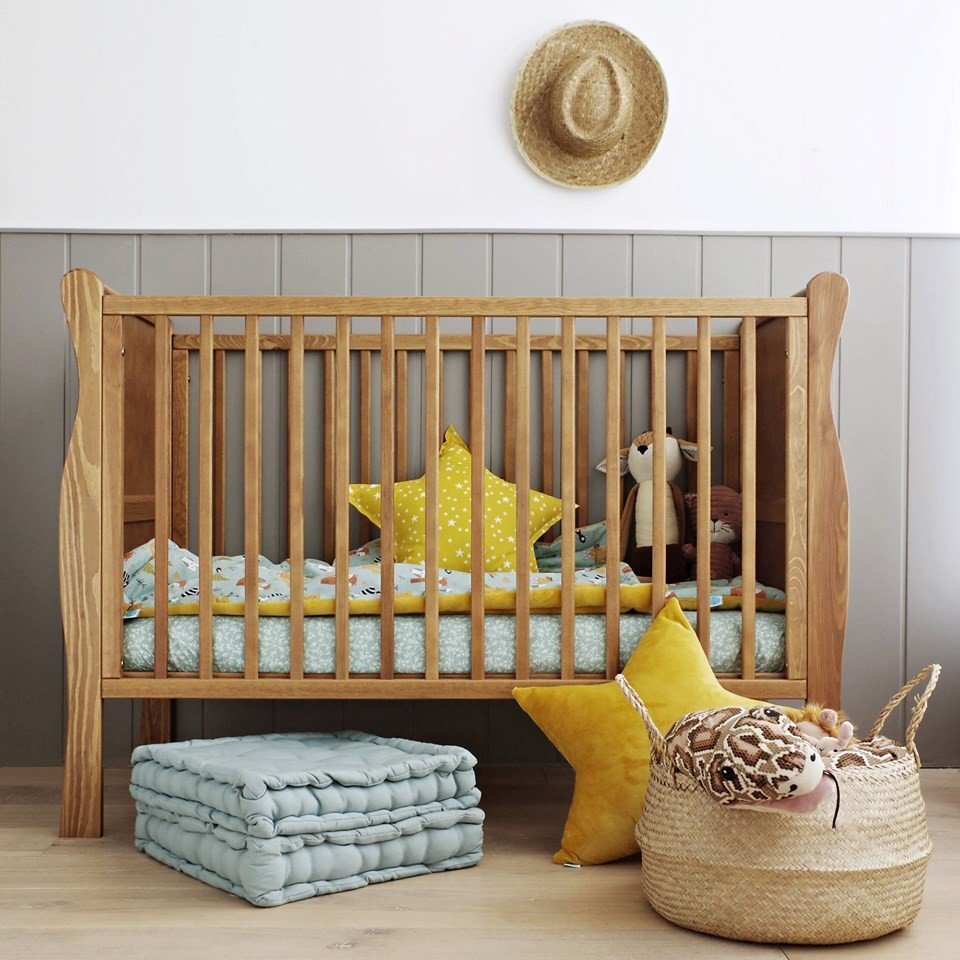 Woodies Safe Dreams Patut din lemn masiv transformabil pentru bebe si junior Noble Vintage 140 x 70 cm